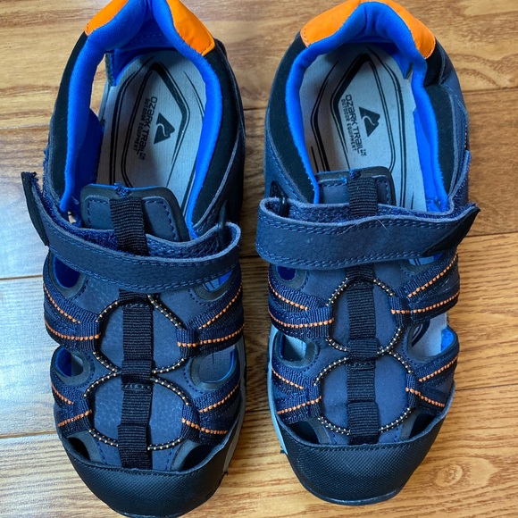 Boys Covered-Toe Velcro Sandals. - Picture 6 of 6